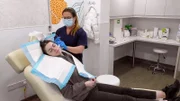 Ein Arzt behandelt seinen Patienten