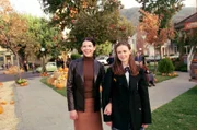 Lauren Graham (Lorelai Gilmore), Alexis Bledel (Lorelai 'Rory' Leigh Gilmore).