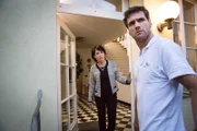 Lukas Hundt (Oliver Franck, r.) arbeitet undercover als neuer Saunameister im Wellnesstempel. Hat Diana Langkamp (Anke Sevenich, l.) Verdacht geschöpft?