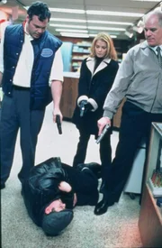 From left: Det. Robert (Goren Vincent D'Onofrio), Det. Alexandra Eames (Kathryn Erbe)