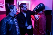 Böhmer (Jürgen Tonkel, l.) und Murnau (Christoph Schechinger, M.) wollen den Verdächtigen Marco Rossi (Johannes Franke, r.) im Club abfangen.