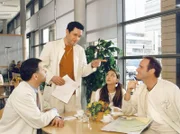 Roland (Thomas Rühmann, rechts), Arzu (Arzu Bazman, Mitte) und Achim (Johannes Steck, rechts) haben Philipp reingelegt.