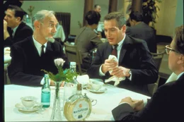 Der amerikanische Kernphysiker Michael Armstrong (Paul Newman, r.) setzt sich ohne das Wissen seiner Verlobten nach Ostberlin ab, um hier dem Leipziger Physikerprofessor Lindt (Ludwig Donath, l.) eine geheime Formel zu entlocken, die ihm zur Vollendung seines Raketenprojekts fehlt. Kollege Karl Manfred (G&uuml;nter Strack, vorne r.) be&auml;ugt sein Vorhaben misstrauisch.