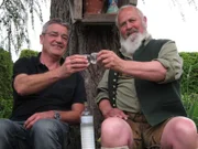 Franz Gernstl zu Besuch bei Albrecht Neustifter (rechts), dem Paradebayern aus Schnaitsee.