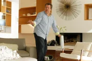 Cameron (Eric Stonestreet)