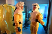 Jasmin (Leslie-Venessa Lill, r.) und Kris Haas (Jascha Rust, l.) melden sich freiwillig für den Dienst in der Quarantäne.