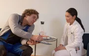 Dr. Lilly Phan (Mai Duong Kieu) versucht Gunter Schurmann (Wolfgang Maria Bauer), der seit über zehn Jahren Schmerzen hat und diese ignoriert, von einer OP zu überzeugen.