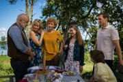 Foto v.l.: Leonard Lansink (Rolle: Sven), Gesine Cukrowski (Rolle: Eva), Anna Schafer (Rolle: Mathilda), Anna Raschdorf (Rolle: Pia), Michelangelo Fortuzzi (Rolle: Nils), Siegfried Terpoorten (Rolle: Carl), Bild 4: Eva (Gesine Cukrowski) besucht mit Ihrer Familie ihren Vater und trifft alte Freunde.