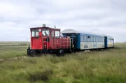 Die einzige Schmalspurbahn der Deutschen Bahn AG auf ihrem Weg durch die Salzwiesen.