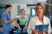 Dr. Franziska Ruhland (Gunda Ebert, r.) und Florian Osterwald (Lion Wasczyk, l.) führen die Anamnese bei Joelma Wilde (Marie Rathscheck, M.) durch. Sie klagt über diffuse Schmerzen.