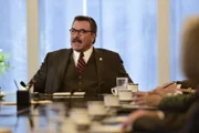 Frank (Tom Selleck) unter Druck: Er ist gegen die zusätzliche Einsetzung privater Sicherheitskräfte, doch es sind bereits drei Menschen eiskalt ermordet worden ...