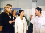Ein Kräftemessen zwischen Verwaltungschefin Sarah Marquardt (Alexa Maria Surholt, rechts) und Interimsoberschwester Ruth Faust (Eva Maria Bayerwaltes, rechts) entfacht, das Ruth nicht daran hindert, in gewohnter Manier das Personal (Arzu Bazman, Mitte) auf Vordermann zu bringen!
