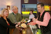 Jo (Christian K. Schaffer, r.) empfiehlt Marie (Karin Thaler, l.) und Herrn Achtziger (Alexander Duda, 2.v.l.) einen Wein als Prâsent, was Mitarbeiterin Steffi (Regina Speiseder, 2.v.r.) skeptisch beobachtet. Jo (Christian K. Schaffer, r.) empfiehlt Marie (Karin Thaler, l.) und Herrn Achtziger (Alexander Duda, 2.v.l.) einen Wein als Prâsent, was Mitarbeiterin Steffi (Regina Speiseder, 2.v.r.) skeptisch beobachtet.