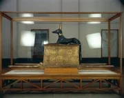 Ancient Aliens Season10 EP Ancient Aliens Unerklaerliche Phaenomene Staffel 10 EP Der Fluch der Pharaonen  Treasure of Tutankhamen, wooden statue of jackal god Anubis upon a gilded chest from New KingdomAncient Aliens Season10 EP Ancient Aliens Unerklaerliche Phaenomene Staffel 10 EP Der Fluch der Pharaonen  Treasure of Tutankhamen, wooden statue of jackal god Anubis upon a gilded chest from New Kingdom