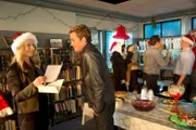 Nach erfolgreich abgeschlossenem Fall kann für Morgan Brody (Elisabeth Harnois), Greg Sanders (Eric Szmanda) und den Rest des Teams die Weihnachtsfeier beginnen.
