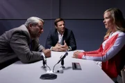 Die Kommissare Stadler (Dieter Fischer, l.) und Hansen (Igor Jeftic, M.) vernehmen Monika Leitner (Magdalena Steinlein, r.).