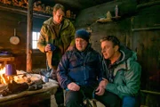 Mit letzter Kraft hat sich Rupert Althammer (Harald Krassnitzer, M.) in eine Berghütte retten können. In dieser trifft er auf Martin (Hans Sigl, r.) und Hans (Heiko Ruprecht, l.), die ebenfalls vor dem Schneesturm Schutz gesucht haben.