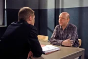 Philipp (Thorsten Nindel, l.) schafft es, Norbert Weiss zu einer belastenden Aussage gegen Nadine zu bewegen.