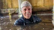 Nahaufnahme von Mike Rowe im Wasser.