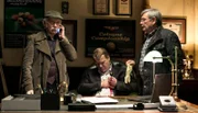 Günter (Wolfgang Winkler, r.) hat den Besitzer des Billardclubs ermordet in seinem Büro aufgefunden. Edwin (Tilo Prückner, l.) ruft die Pathologin an.