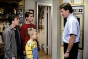 Hal (Bryan Cranston, re.) ist etwas überfordert, als er allein auf Malcolm (Frankie Muniz, li.), Reese (Justin Berfield, 2.v.li.) und Dewey (Erik Per Sullivan) aufpassen soll.