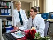 Dr. Niklas Ahrend (Roy Peter Link) möchte Schwester Arzu am ersten praktischen Tag ihrer Hebammenausbildung eine Freude bereiten.