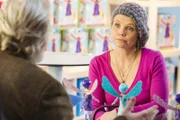 Danni (Annette Frier) stellt ihren Klapptisch wieder auf, jetzt im Freien - auf dem Kölner Neumarkt - und sie reduziert den Preis. Sie will sich nicht unterkriegen lassen von den Widrigkeiten des Lebens.