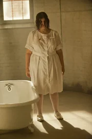 Auch der Geist der ermordeten Gladys (Celia Finkelstein) findet keine Ruhe ...