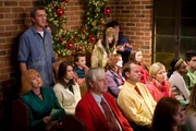 "The Middle", "Das harte Weihnachtsfest." Weihnachten rückt immer näher und damit fallen auch einige Erledigungen an. Frankie muss sich auf ihr Solo im Kirchenchor vorbereiten und so erklärt sich Mike bereit, die Vorbereitungen zu übernehmen. Doch dies gestaltet sich doch schwieriger als zunächst gedacht. Und Brick vermisst seinen PEZ-Spender, der wie ein Weihnachtsmann aussieht. Im Bild (v.li.): Neil Flynn (Mike Heck), Atticus Shaffer (Brick Heck), Eden Sher (Sue Heck), Charlie McDermott (Axl Heck).