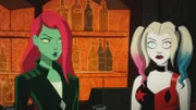 L-R: Poison Ivy und Harley Quinn