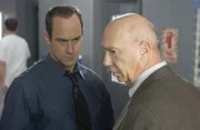 Der Doppelmord an einem Ehepaar gibt den Detectives Elliot Stabler (Christopher Meloni) und Don Cragen (Dann Florek) Rätsel auf. Die Spuren führen zu einem Attentat, dass schon lange verjährt ist.