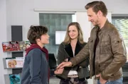 Paul Krüger (Mike Hoffmann, r.) ist überfroh, dass Eva (Sarina Radomski, M.) es möglich gemacht hat, seinen Sohn Jonas (Jann-Piet Puddu, l.) zu sehen.