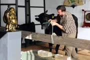 ARD/SWR TIERE BIS UNTERS DACH FOLGE 34, "Rinderwahn", am Sonntag (11.05.14) um 09:00 Uhr im ERSTEN. Vinzenz Grieshaber (Michael Sideris) hat den Stall seiner Luxuskuh äußerst komfortabel eingerichtet.