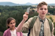 Immer wieder ärgert Robin (Julius Gause) seine Stiefschwester Maxi (Anais Cherif) - doch diesmal stehen sie gefährlich nahe an einer Felskante ...