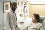 Dr. Eric Foreman (Omar Epps, l.) kann das Verhalten von Dr. Sebastian Charles (Ron Livingston, r.) nicht nachvollziehen ...