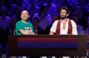 Rateteam-Kapitän Bernhard Hoëcker (l.) mit Sänger Tom Neuwirth (r.), auch bekannt als ‚Conchita Wurst‘.