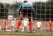 Das Zwischenrunden-Spiel der bundesdeutschen Mannschaft gegen Polen ging als "Wasserschlacht von Frankfurt" in die Fußball-Historie ein. Mit einem knappen 1:0 konnte das deutsche Team den Finaleinzug feiern.