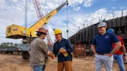 Mike Rowe (2.v.l.)
