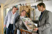 Edmund Gruber (Axel Scholtz, m.) kann gegenüber den Kommissaren Prantl (Andreas Giebel, l.) und Hansen (Igor Jeftic, r.) kein glaubhaftes Alibi nachweisen.