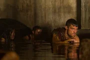 Kaum erfahren Spartacus (Liam McIntyre, r.) und Agron (Daniel Feuerriegel, l.), dass Crixus und Drago in der Arena hingerichtet werden sollen, da suchen sie auch schon nach einem Weg in die Gemäuer. Über die Kanalisation dringen sie als Römer verkleidet dort ein ...
