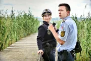 Nele Fehrenbach (Floriane Daniel, l.) und Pirmin Spitznagel (Simon Werdelis, r.) auf Streife im Naturschutzgebiet.