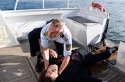 Der schwerverletzte Victor Eder (Harald Schröpfer, unten) wird bewusstlos und in voller Montur mitten auf dem Bodensee von Paul Schott (Tim Wilde, oben) vor dem Ertrinken gerettet. Die Umstände setzen Ermittlungen in Gang.