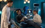 Nach seiner Nierentransplantation geht es Harald Fecht (Jörg Pintsch, mi.) nicht gut. Die Untersuchungen durch Dr. Kaminski (Udo Schenk, re.) und Dr. Hoffmann (Julian Weigend, li.) bringen aber kein Ergebnis.