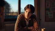 Der Student Joss Jones (Connor Finch) steht im Verdacht, einen Brand gelegt zu haben.