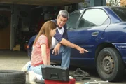 Sue (Eden Sher, l.); Mike (Neil Flynn, r.)