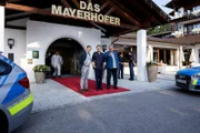 Die Kommissare Hofer (Joseph Hannesschläger, r.) und Bach (Patrick Kalupa, l.) machen sich gemeinsam mit Polizist Mohr (Max Müller, M.) am Tatort ein erstes Bild.