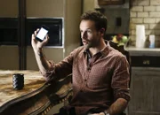 Ein Universitätsprofessor wurde ermordet aufgefunden. Sherlock Holmes (Jonny Lee Miller) macht sich auf die Suche nach dem Mörder ...