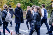Vera Lanz (Katharina Böhm) wartet auf dem Schulhof auf jemanden.