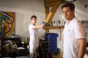 Sven Langkamp (Luk Pfaff, l.) bedroht Lukas Hundt (Oliver Frank, r.) mit einer Waffe.