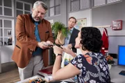 Die Ermittlungen im Milieu der Zauberkunst animieren Kommissar Stadler (Dieter Fischer, l.), einen Spielkartentrick vorzuführen, bei dem Frau Stockl (Marisa Burger, r.) als Testperson herhalten muss. Kommissar Bach (Patrick Kalupa, M.) hat dafür wenig Verständnis.